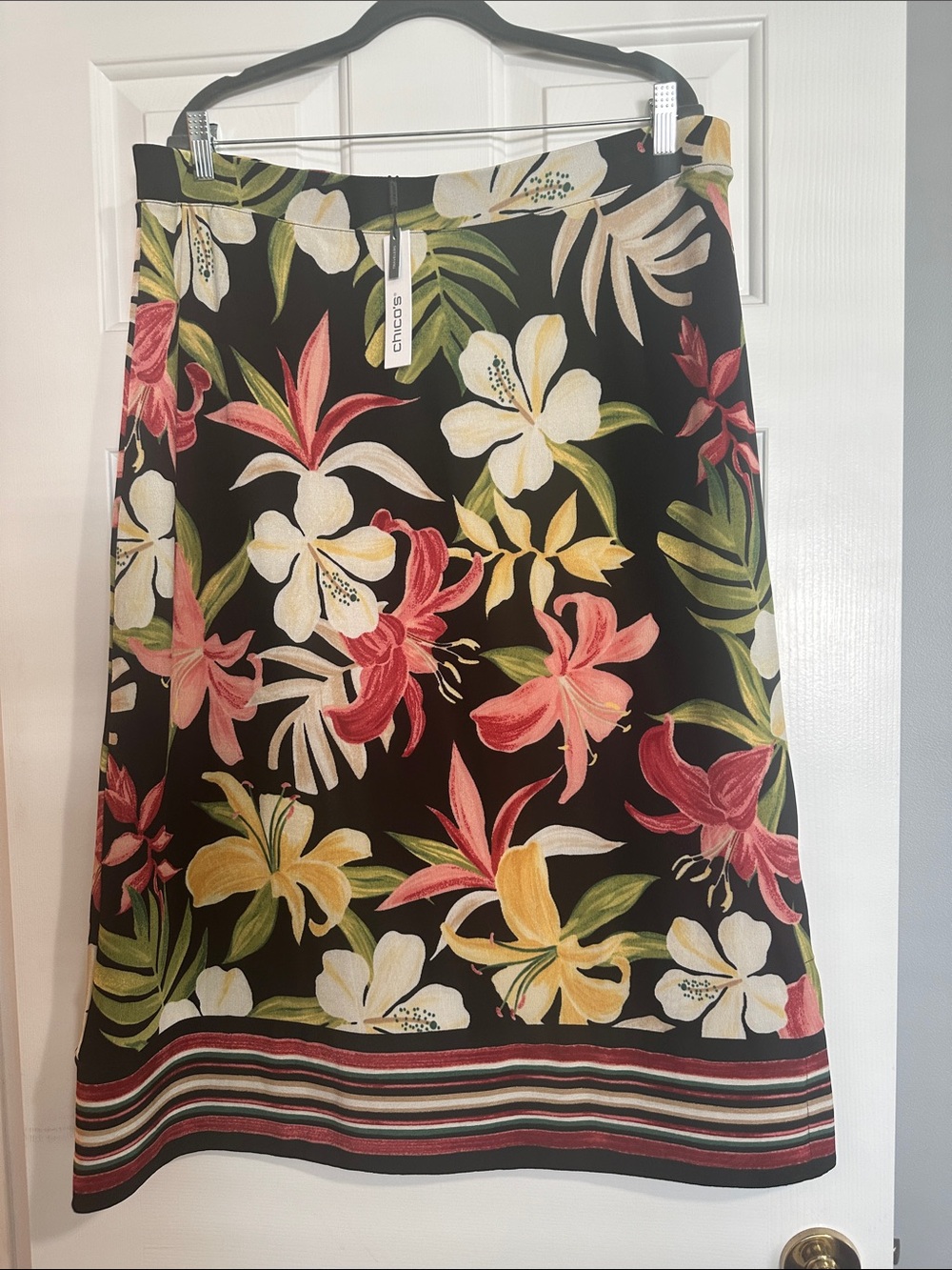 Chicos NWT Travelers Tropic Lilies Skirt Chicos size 3 (size XL)